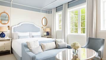 Artículos del minibar gratis y caja de seguridad en la habitación