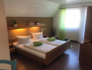 1 bedroom, bed sheets