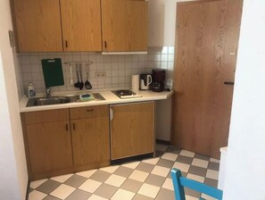 Stovetop, coffee/tea maker, electric kettle, toaster