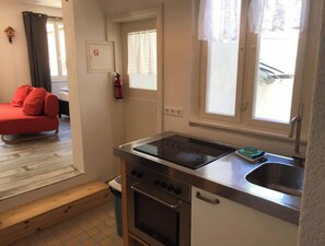 Fridge, oven, stovetop, coffee/tea maker