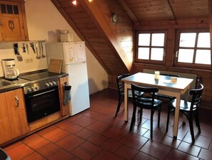 KylskÄp, ugn, spishÀll och kaffe- och tebryggare