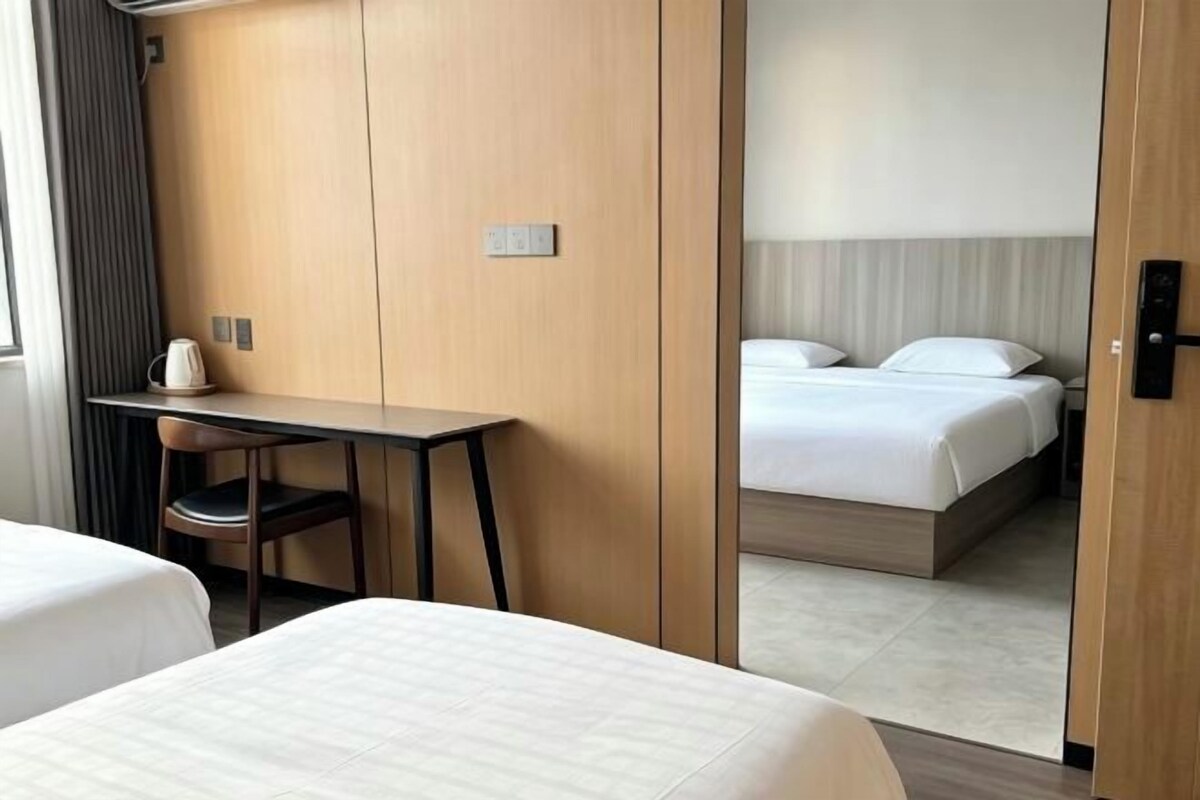Een hotelkamer met een bed, een bureau en een stoel.