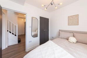 3 slaapkamers, een strijkplank/strijkijzer, reisbedje, wifi