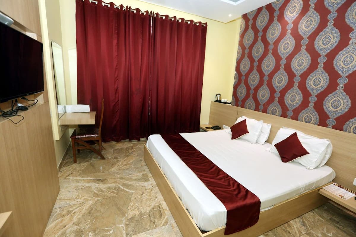 In-room safe, individually furnished, desk, laptop workspace
