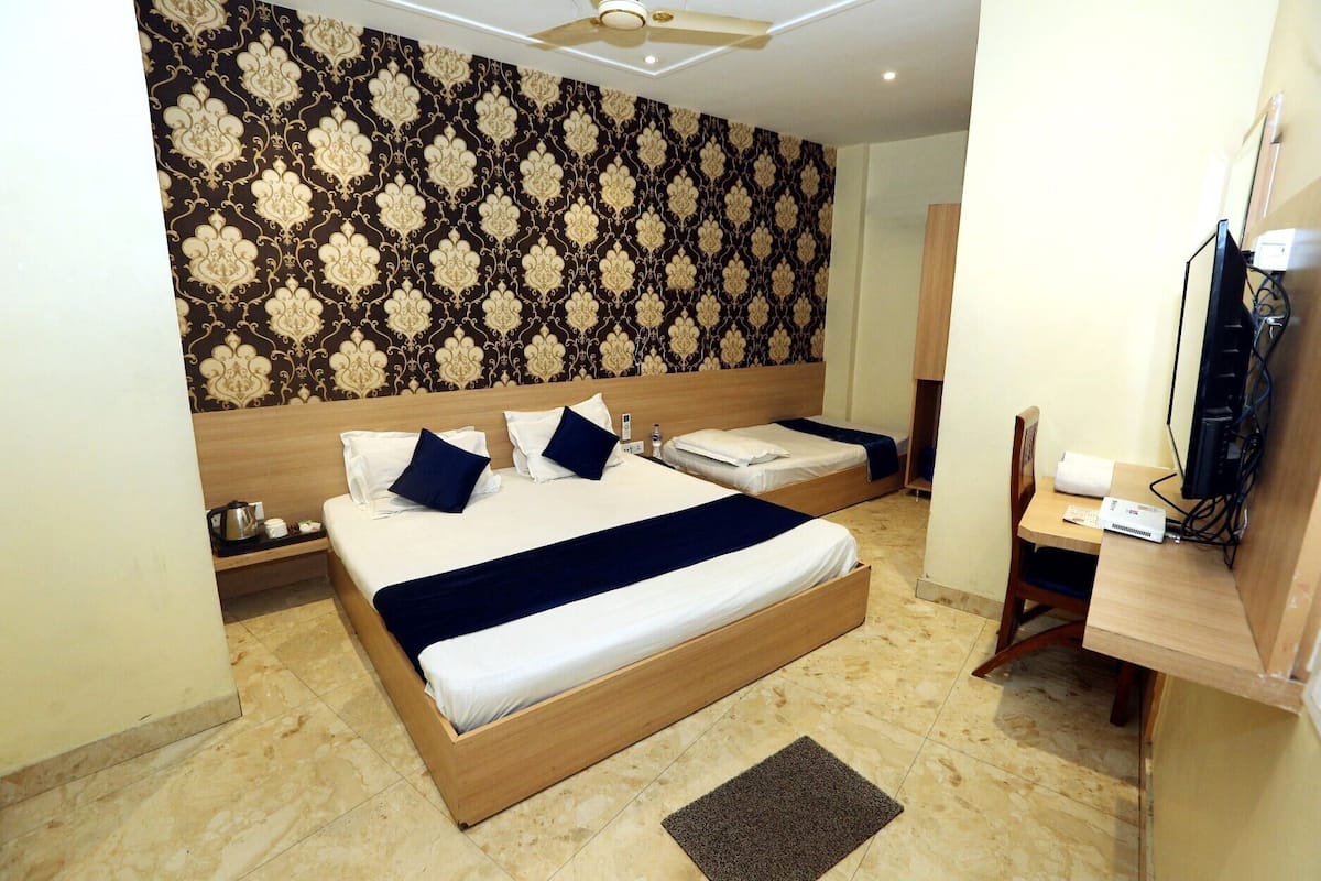 In-room safe, individually furnished, desk, laptop workspace
