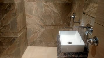 Deluxe Double Room, City View | Bathroom