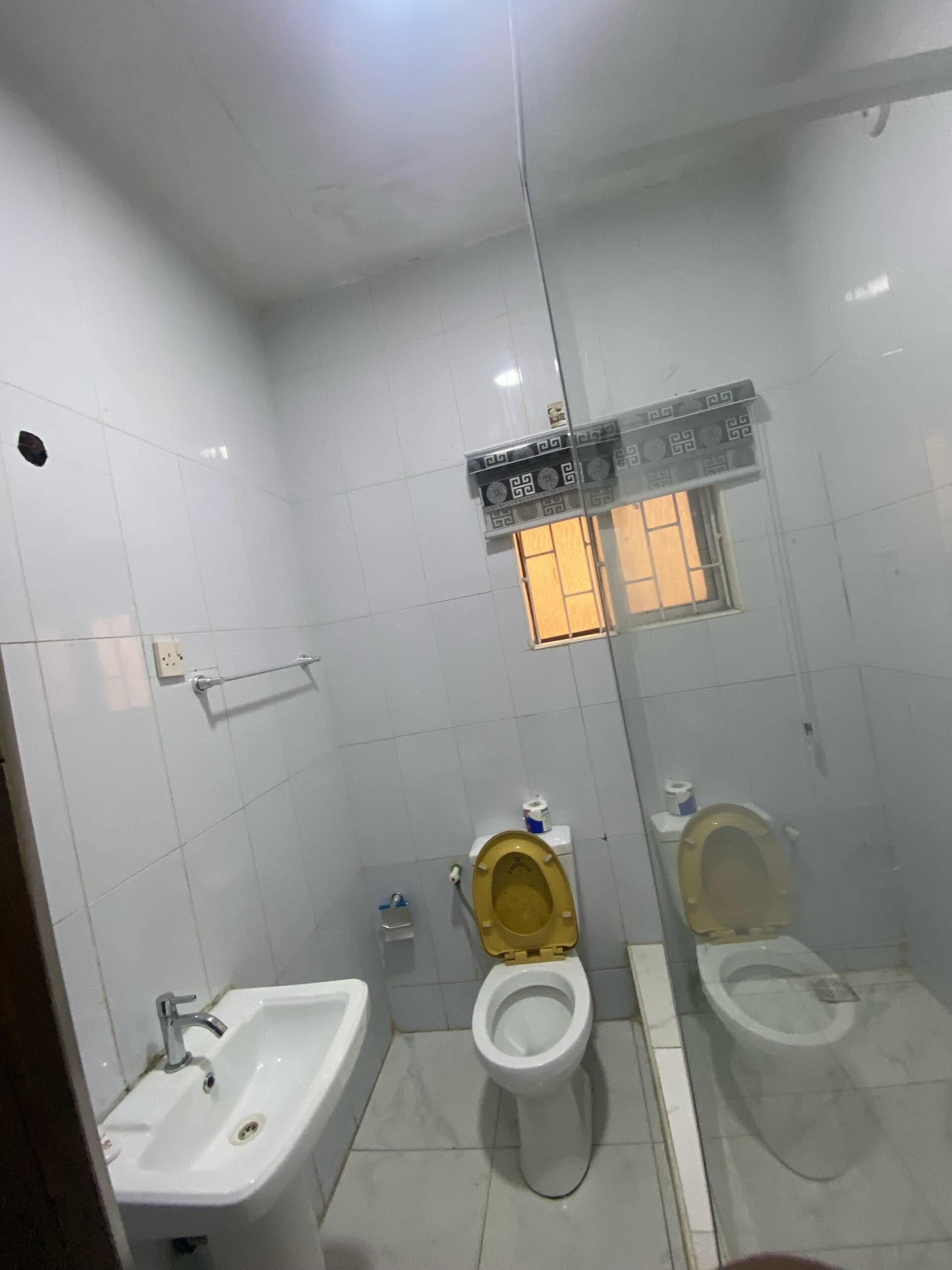 Een douche, handdoeken, zeep, toiletpapier