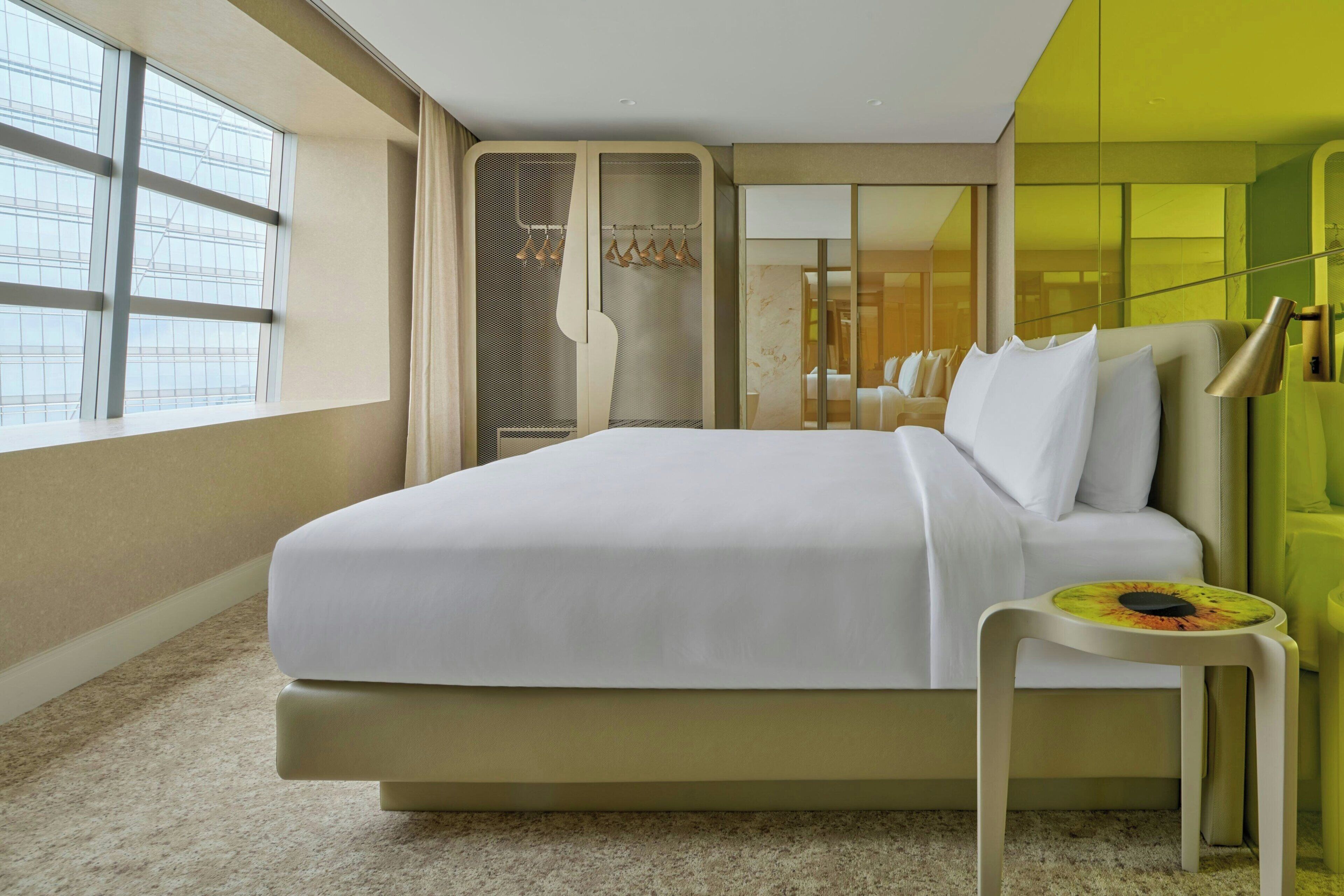 Supreme Suite | Bộ đồ giường cao câ ́p, két bảo mật tại phòng, bàn 