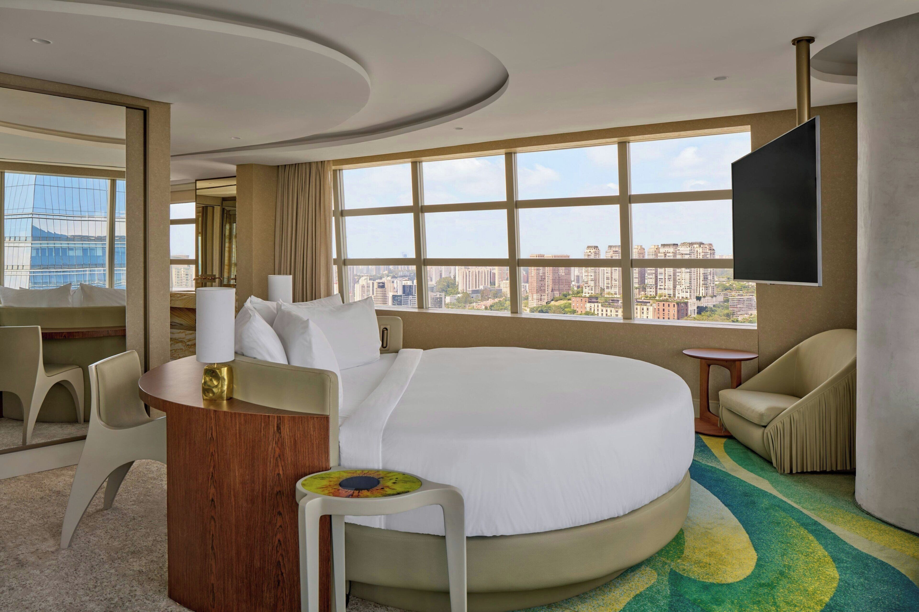 Ropa de cama de alta calidad y caja de seguridad en la habitación 