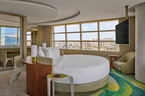 高档床上用品、客房内保险箱、办公桌、笔记本电脑工作区