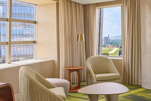 W Suite | 高档床上用品、客房内保险箱、办公桌、笔记本电脑工作区