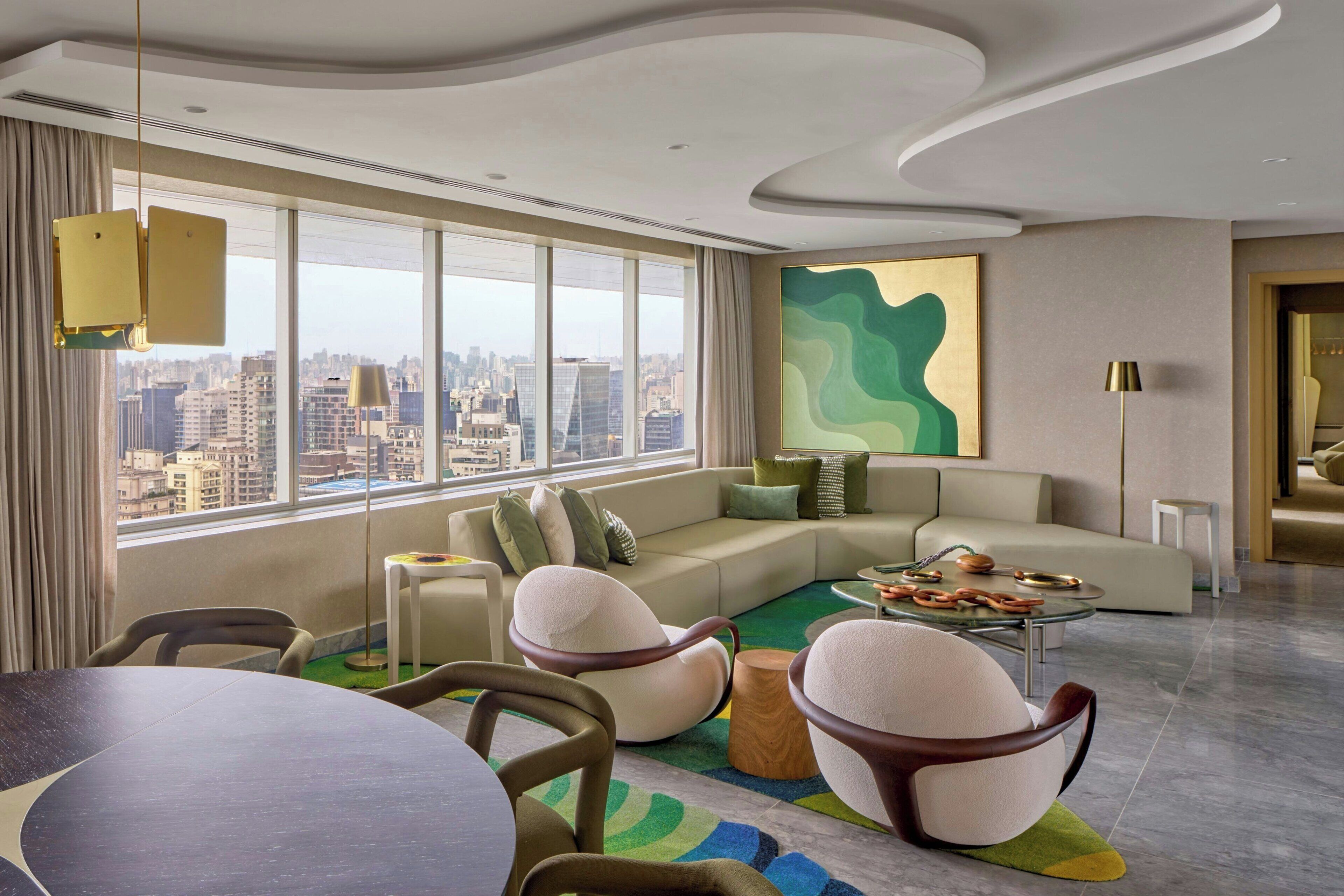 Ropa de cama de alta calidad y caja de seguridad en la habitación 