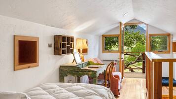 4 bedrooms, iron/ironing board, free WiFi, bed sheets