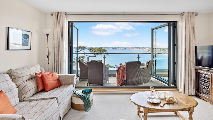 B6 Masts in Torquay With 3 Bedrooms and 2 Bathrooms