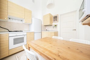 Grand réfrigérateur, micro-ondes, four, plaque de cuisson