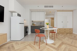 Microwave, dishwasher, cookware/dishes/utensils - Wola Business Studio by Renters (Warsaw)
