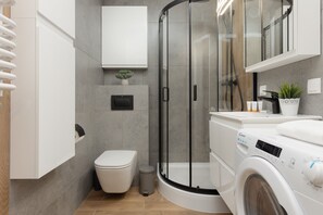 Shower, towels - Wola Business Studio by Renters (Warsaw)