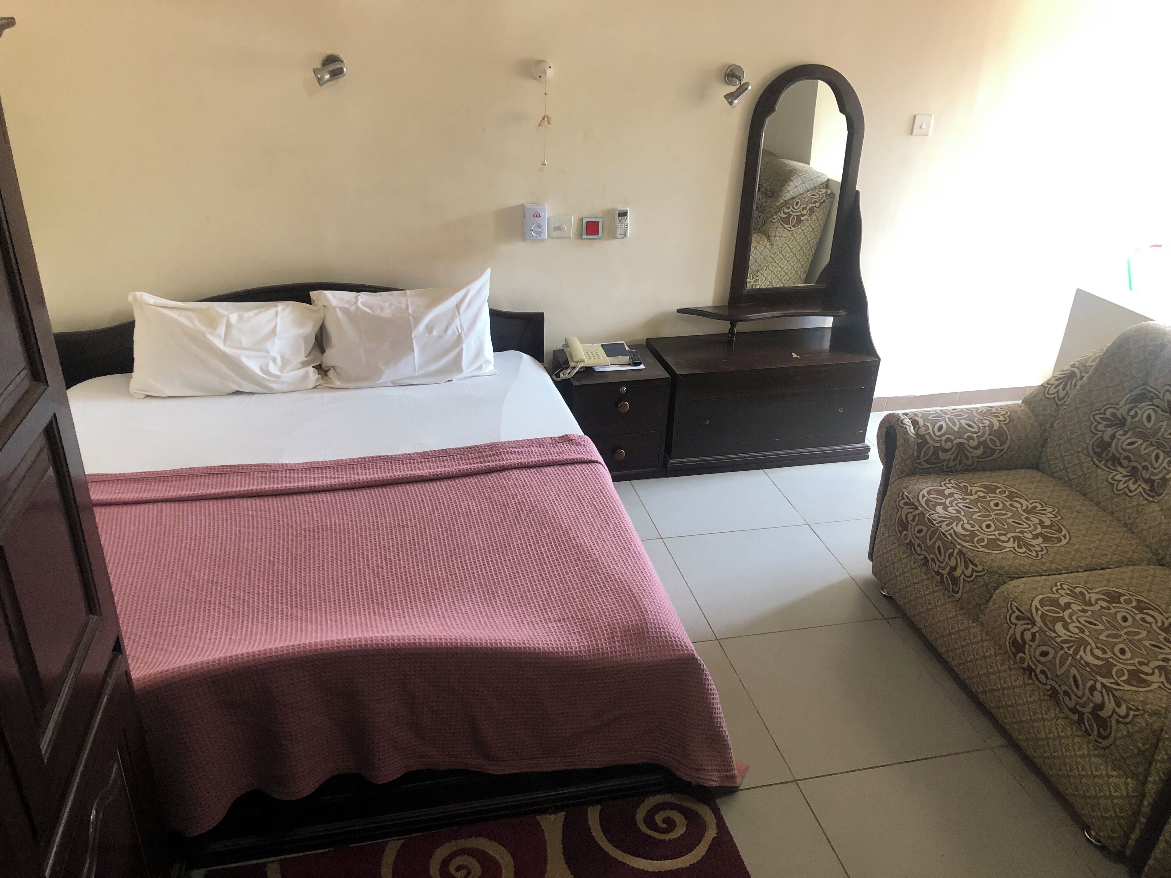 Verdunkelungsvorhänge, Bügeleisen/Bügelbrett