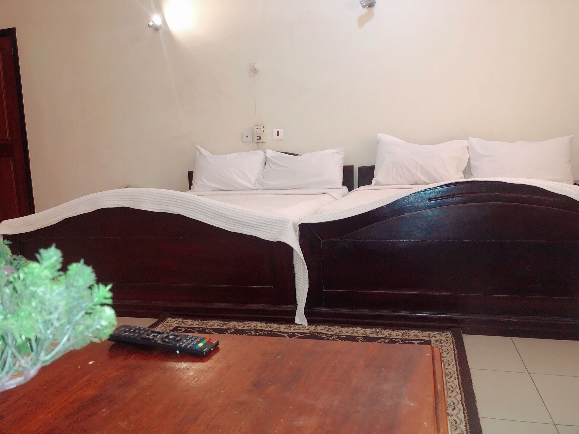 Verdunkelungsvorhänge, Bügeleisen/Bügelbrett