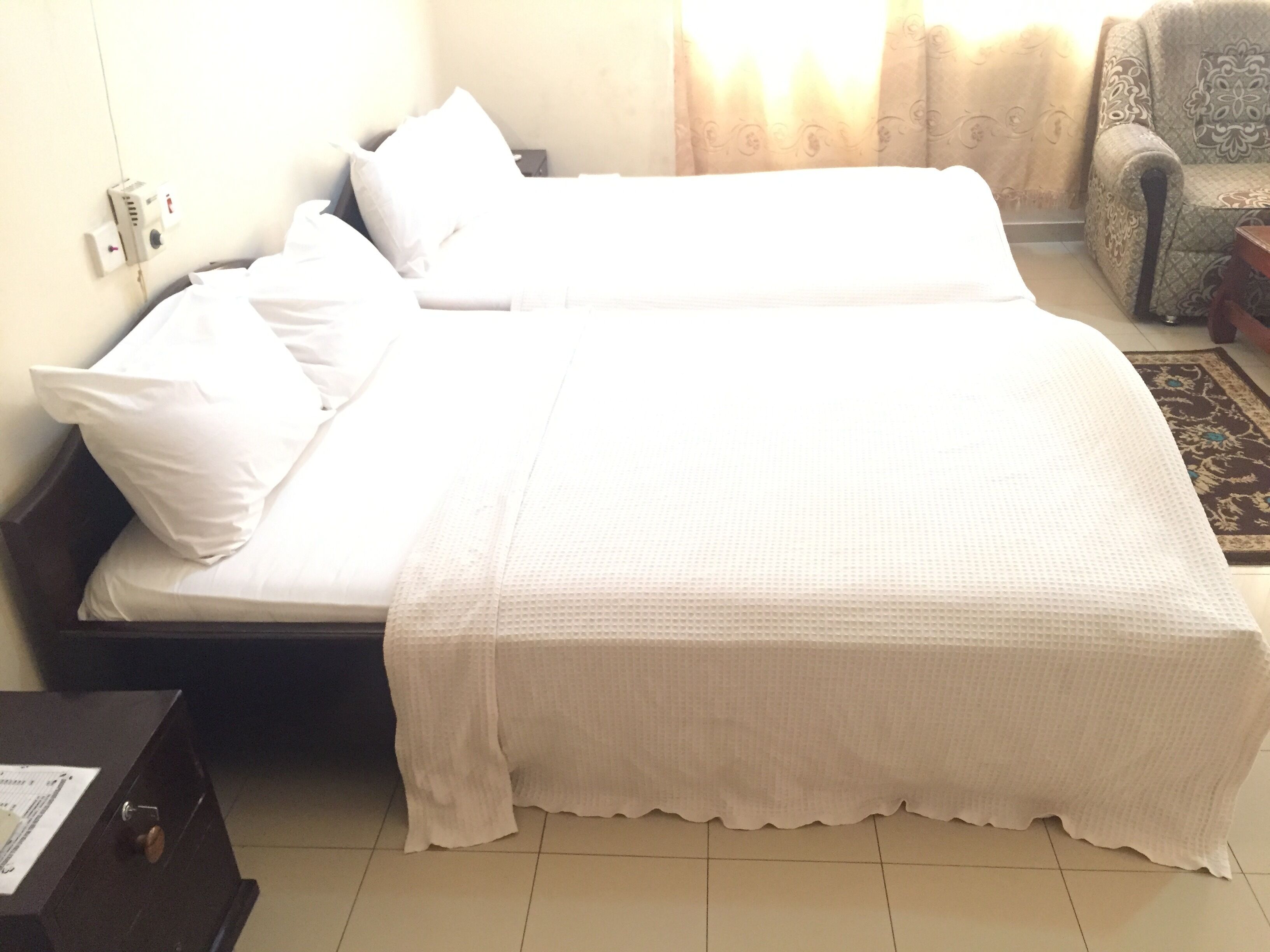 Verdunkelungsvorhänge, Bügeleisen/Bügelbrett