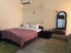 Blackout drapes, iron/ironing board - Omega Hotel Complex (Agbozume)