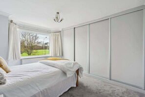4 bedrooms, iron/ironing board, internet, bed sheets