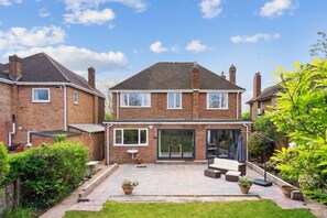Exterior - Luxury 4 bed home with large garden near Windsor (Berkshire)