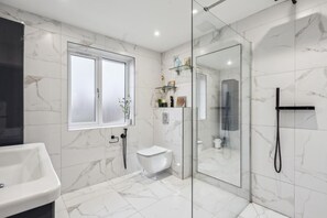 Shower - Luxury 4 bed home with large garden near Windsor (Berkshire)
