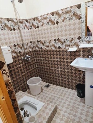 Chambre avec lits jumeaux | Salle de bain