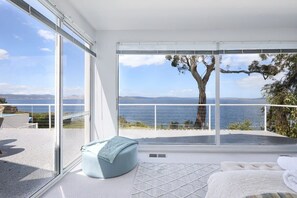 3 bedrooms, iron/ironing board, WiFi, bed sheets - Waterfront Oasis with Infinity Pool and Stunning River Views (Taroona)