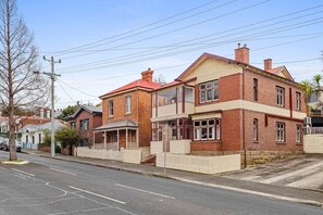 Exterior - Bright 2 bedroom apartment - easy walk to the CBD (West Hobart)