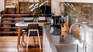 Kaffetrakter/tekoker, kjøleskap, mikrobølgeovn og ovn
