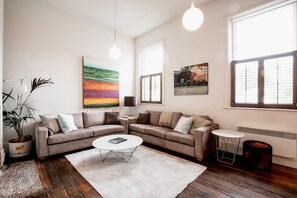 Televisión, chimenea y oficina 