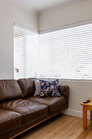 TV, offices - Relaxing, modern home in central Sandy Bay (Sandy Bay)