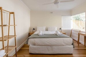 3 bedrooms, iron/ironing board, WiFi, bed sheets - Relaxing, modern home in central Sandy Bay (Sandy Bay)