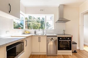 Kjøleskap, mikrobølgeovn, ovn og kokeplater