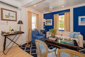 Smart TV - Newly renovated 5-Bedroom Harbourfront Oasis in Historic Governor's Harbour (Cupids Cay)