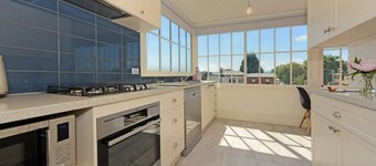 The Lollyshop Apartment in Battery Point