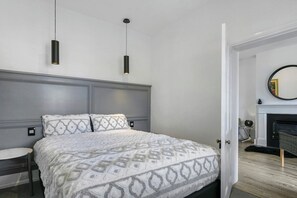 2 bedrooms, iron/ironing board, WiFi, bed sheets - Hampden Neuve - Luxury Georgian Cottage (Battery Point)