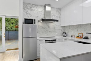 Fridge, microwave, oven, stovetop - Hampden Neuve - Luxury Georgian Cottage (Battery Point)