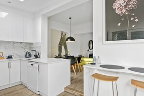 Fridge, microwave, oven, stovetop - Hampden Neuve - Luxury Georgian Cottage (Battery Point)