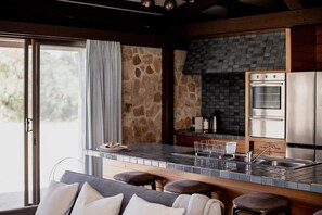 Jääkaappi, mikroaaltouuni, uuni, liesi