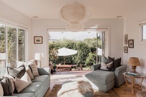 TV, fireplace - House on The Hill in central West Hobart (West Hobart)