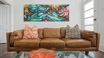 Télévision, cheminée, lecteur de DVD