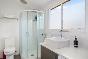 Dusche, Haartrockner, Handtücher