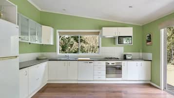 Refrigerador, microondas, horno y parrilla de estufa