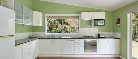 Refrigerador, microondas, horno, placa de cocina