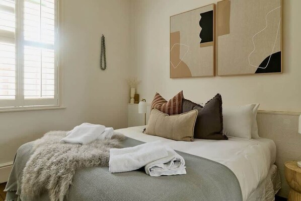 3 bedrooms, iron/ironing board, WiFi, bed sheets