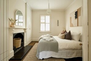 3 bedrooms, iron/ironing board, WiFi, bed sheets - Luxe cottage in the heart of Sandy Bay (Sandy Bay)