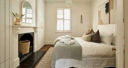 Luxe cottage in the heart of Sandy Bay